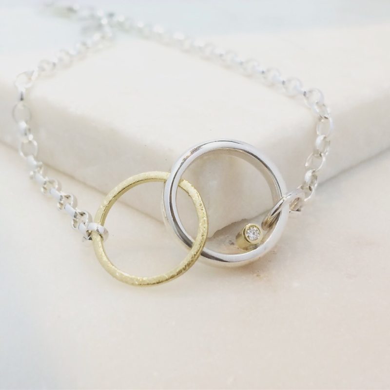 Interlocking circle bracelet with diamond