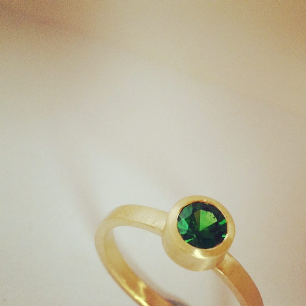 Tsavorite Gold Ring Parallel Ring